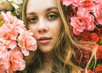 Edible Flowers: Beyond the Garnish – Culinary Uses of Flowers Through History and Innovative Recipes