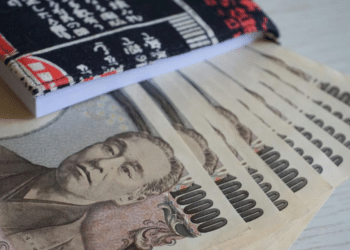 Yen Strengthens, Australian Dollar Weakens Amid US Concerns