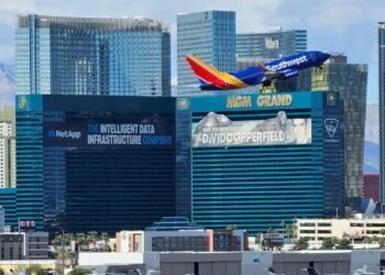 Spotlight Outdoor Ads: Street Billboards vs. Taxi Cab Billboard Advertisements in Las Vegas – Which Offers More Impact