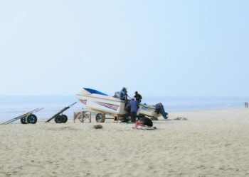 Piper Cherokee 140 Loses Engine After Takeoff, Lands Safely on Huntington State Beach
